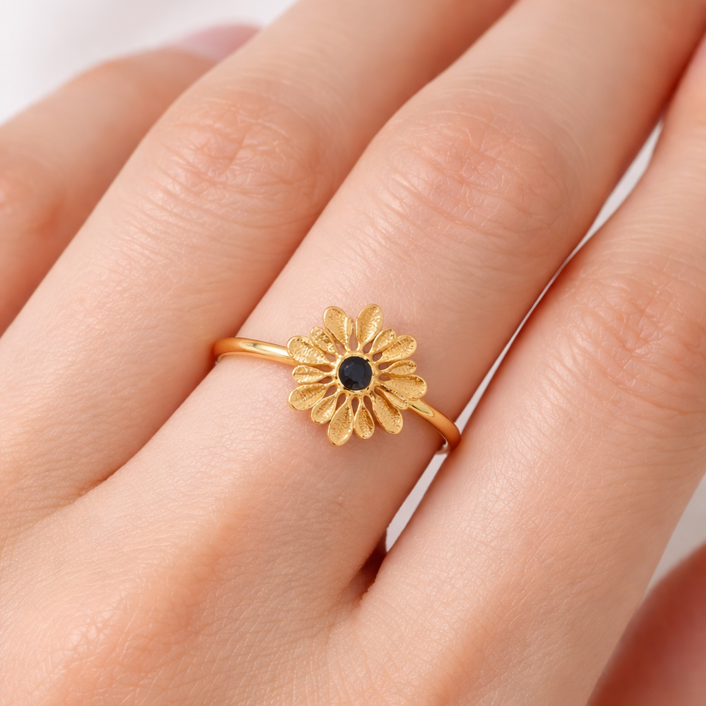 Bague dorée avec une fleur et un strass noir