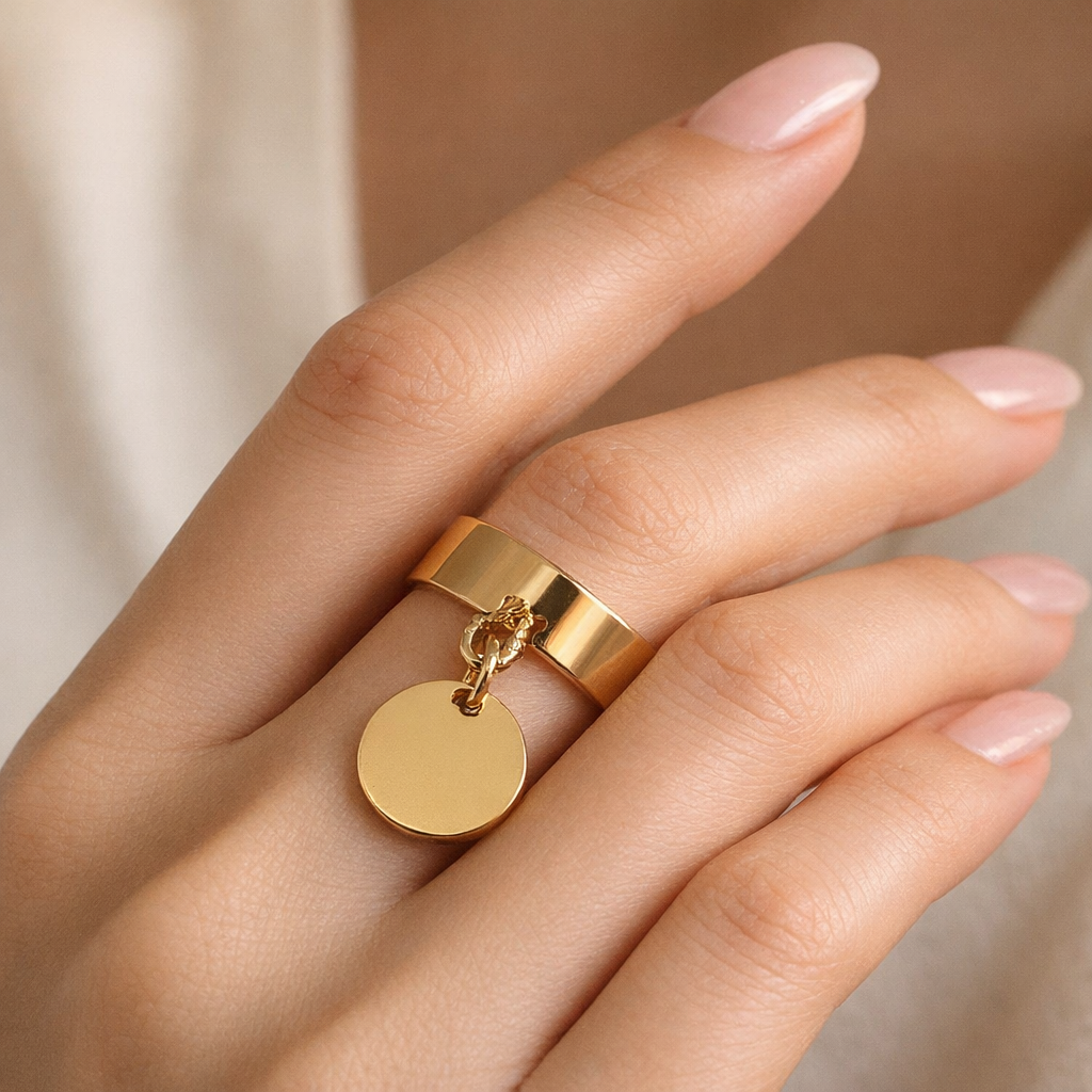 Bague avec pastille ronde dorée - Bague médaille plate