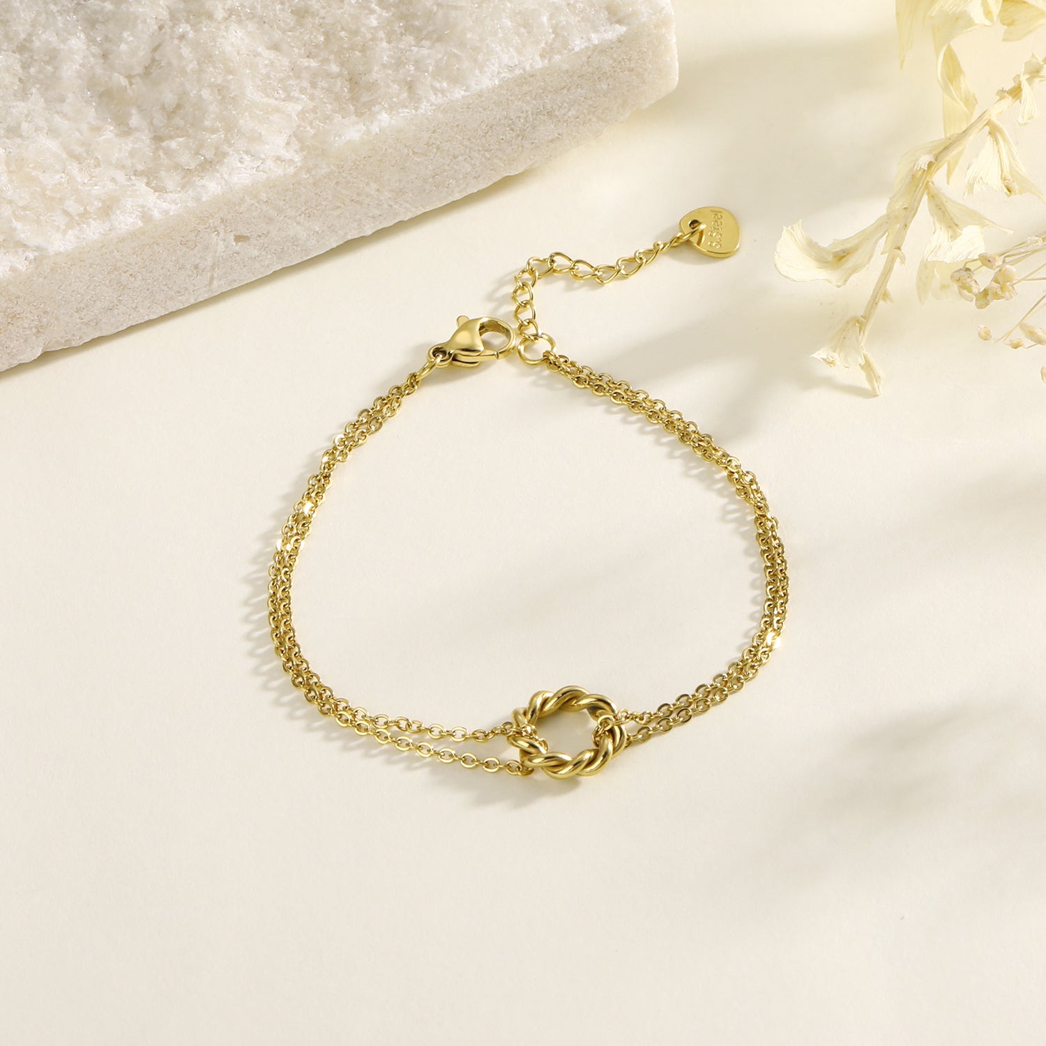 Bracelet double chaîne relié par un cercle torsadé