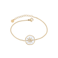 Bracelet chaîne doré composé d'une médaille étoile émaillé blanc serti d'un strass blanc
