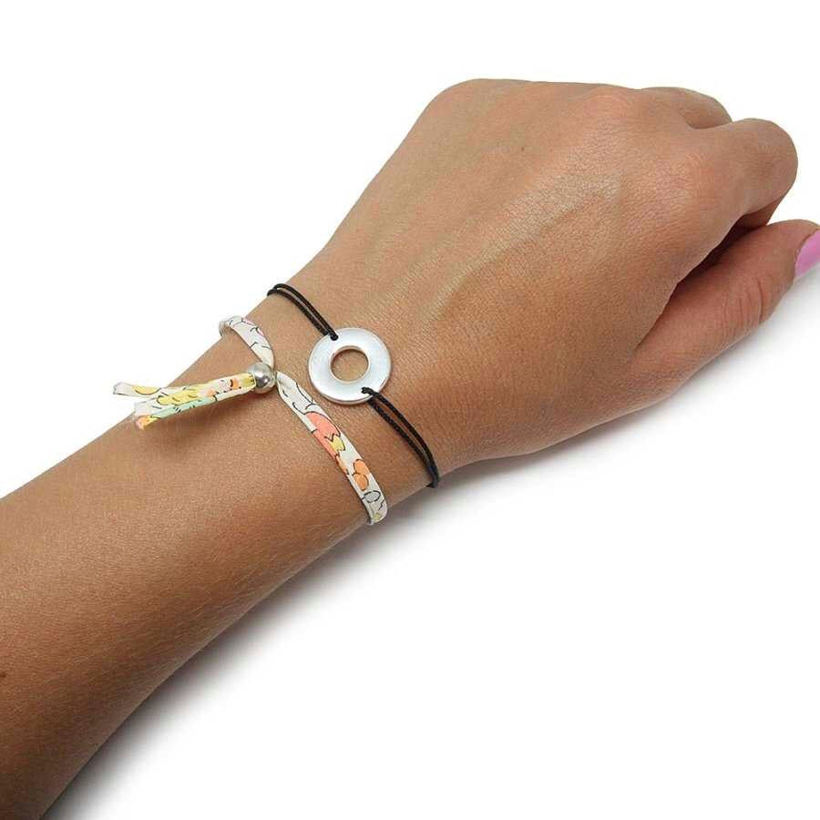 Bracelet médaille cercle ajourée plaqué argent sur cordon