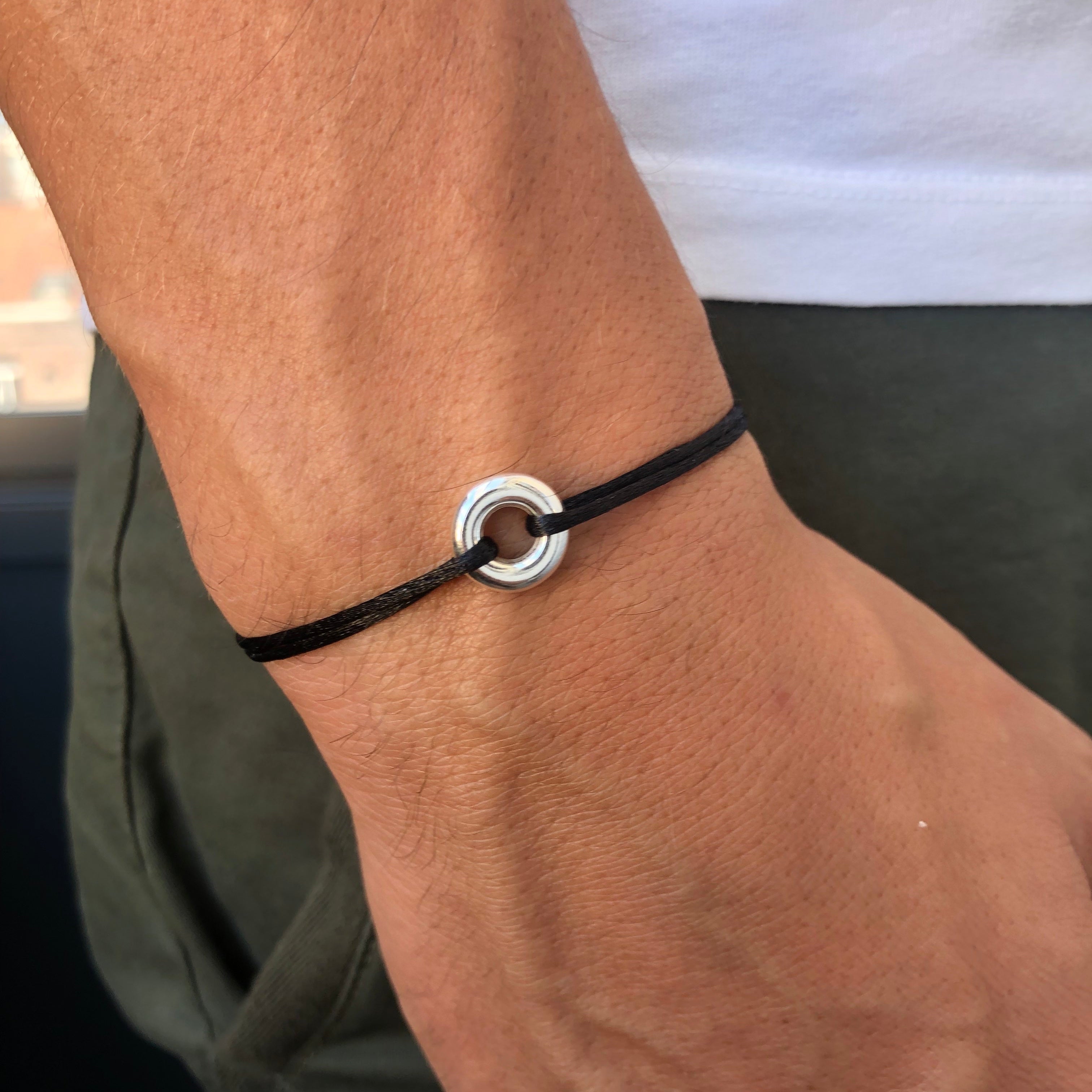 Bracelet petite cercle donut sur cordon