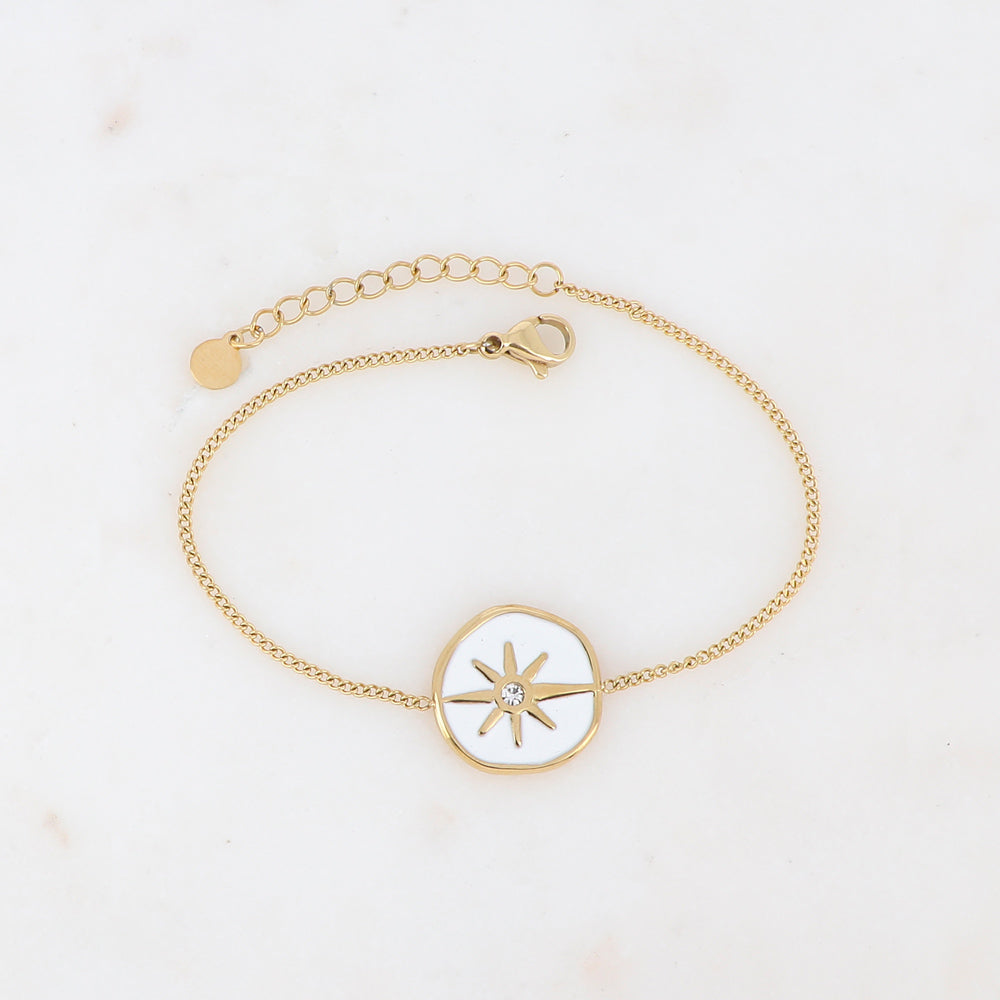 Bracelet chaîne doré composé d'une médaille étoile émaillé blanc serti d'un strass blanc