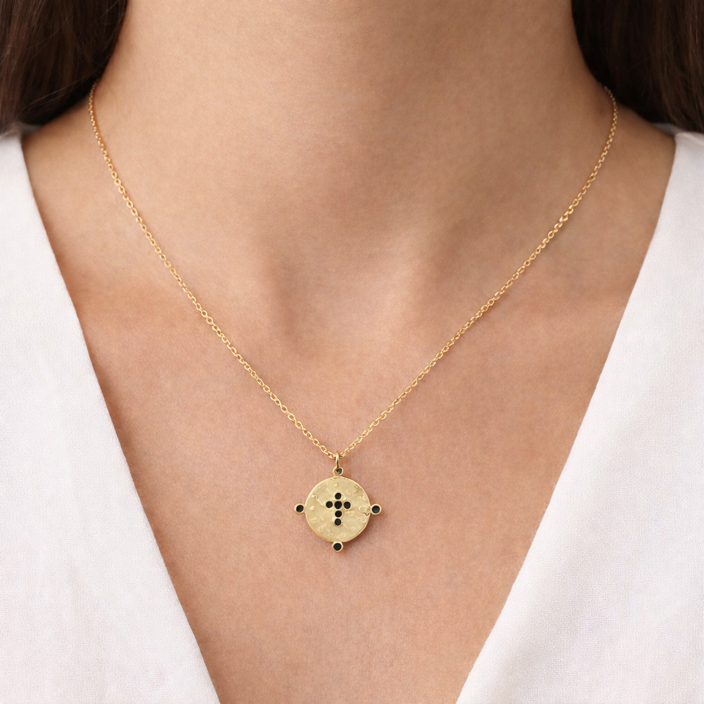 Collier doré avec pendentif médaille motif croix incrusté de strass noirs