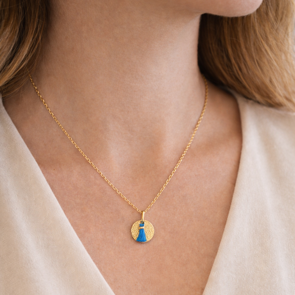 Collier petite médaille martelée et pompon
