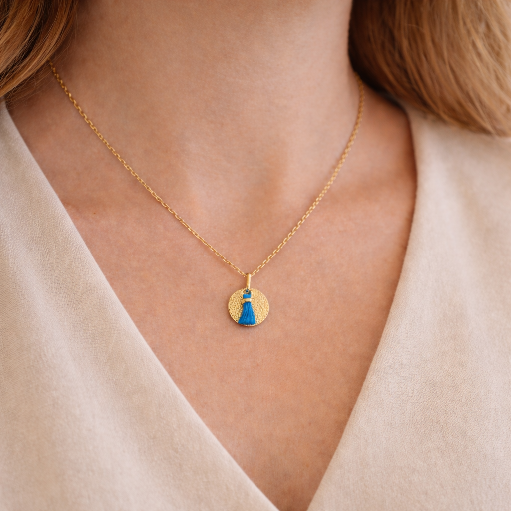 Collier petite médaille martelée et pompon