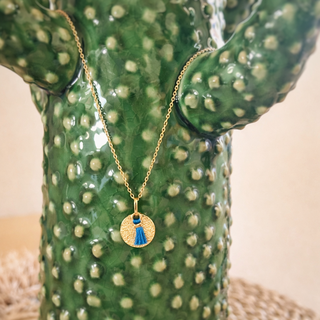 Collier petite médaille martelée et pompon