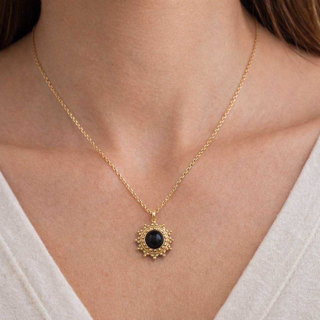 Collier pendentif médaille soleil en acier inoxydable.