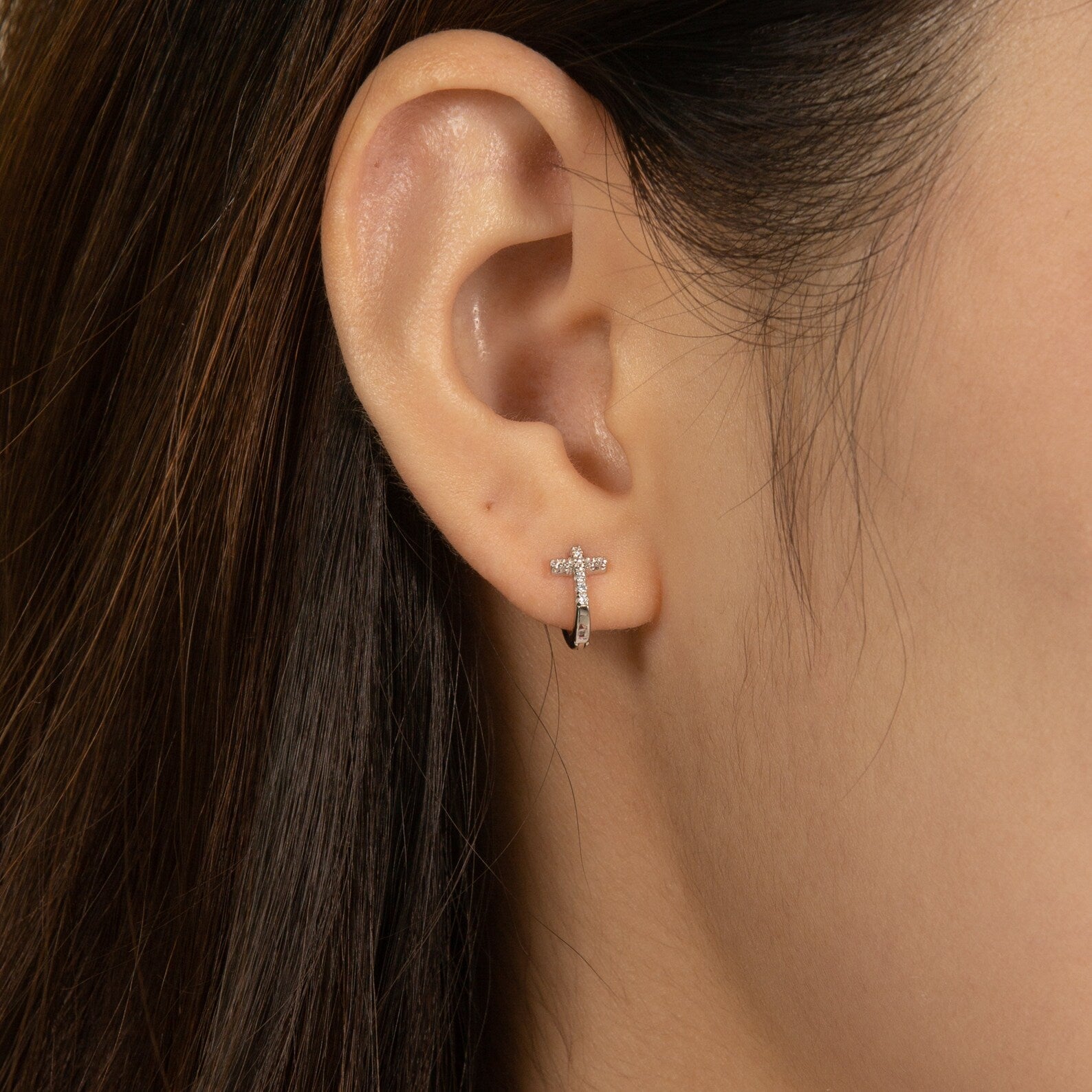 Créoles croix argent 925 serties de zircons – Mini boucles d’oreilles élégantes