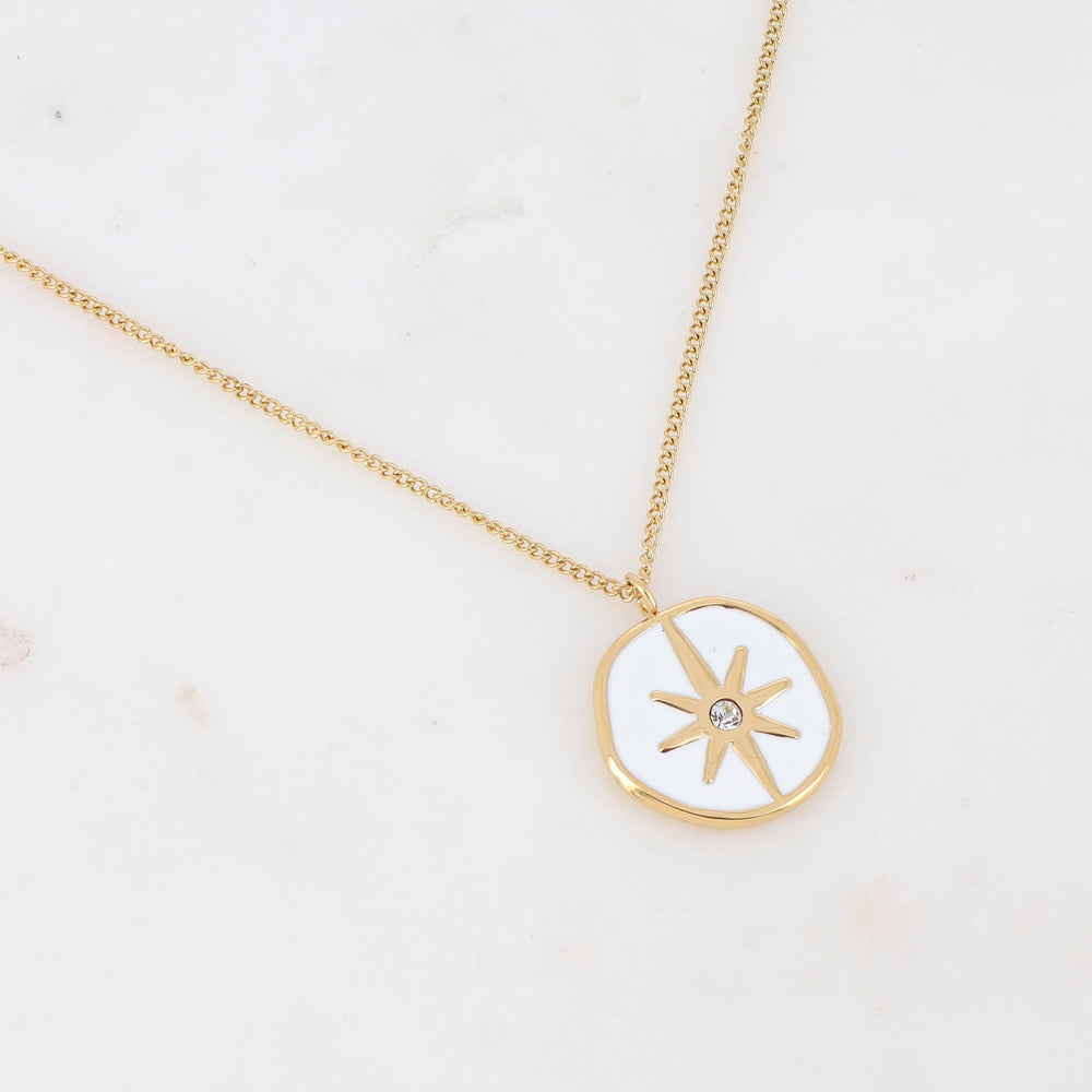 Collier sur chaîne doré composé d'un pendentif étoile émaillé blanc serti d'un strass blanc