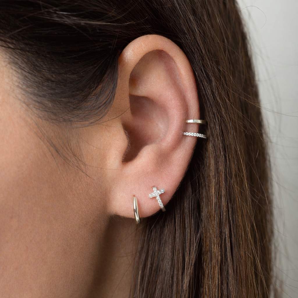 Créoles croix argent 925 serties de zircons – Mini boucles d’oreilles élégantes