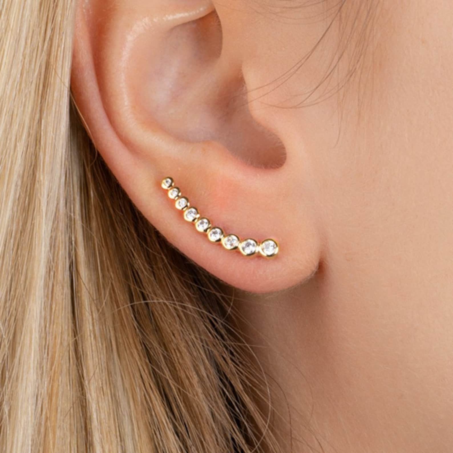 Boucle d’oreille grimpante plaqué or sertie de zircons – Ear climber élégant