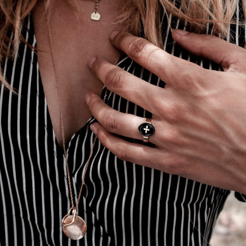 Bague petite Croix Emaillée en acier inoxydable doré