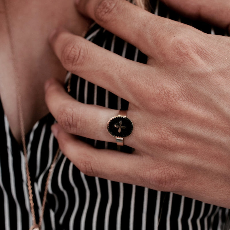 Bague petite Croix Emaillée en acier inoxydable doré
